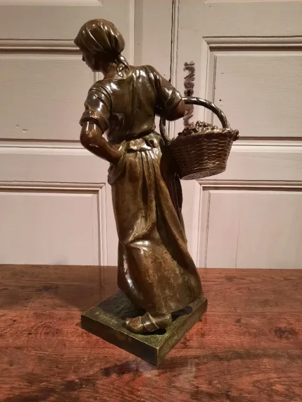 Bronze représentant « La Vendangeuse » signé Antonin Larroux (1859-1937).