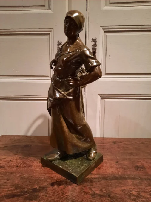 Bronze représentant « La Vendangeuse » signé Antonin Larroux (1859-1937).