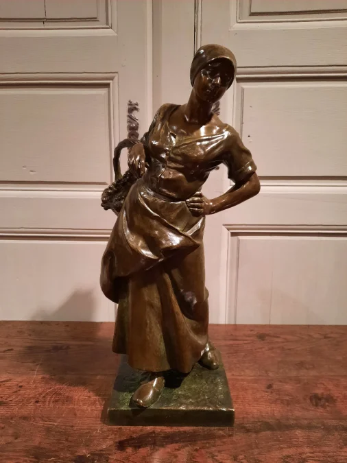 Bronze représentant « La Vendangeuse » signé Antonin Larroux (1859-1937).