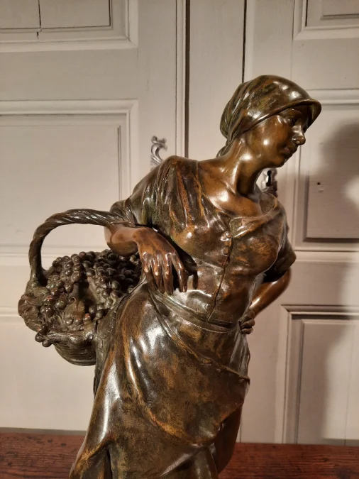 Bronze représentant « La Vendangeuse » signé Antonin Larroux (1859-1937).