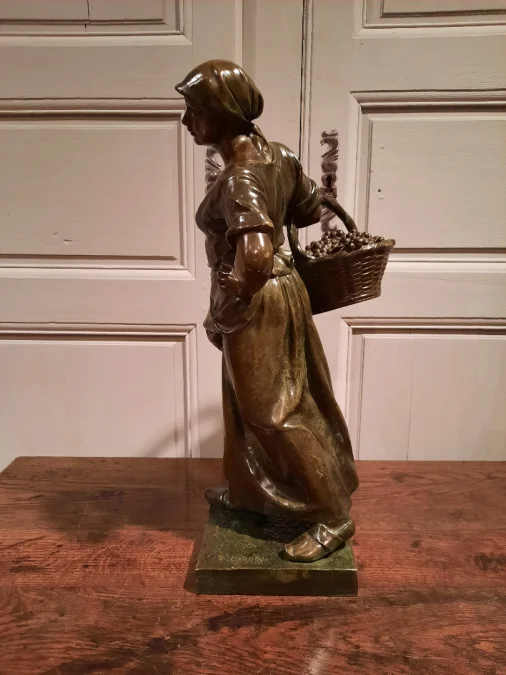 Bronze représentant « La Vendangeuse » signé Antonin Larroux (1859-1937).