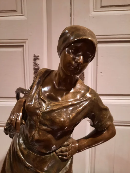 Bronze représentant « La Vendangeuse » signé Antonin Larroux (1859-1937).