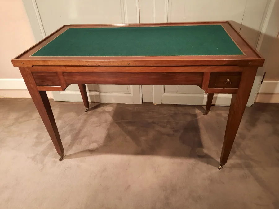Table à jeux dite tric-trac en acajou d’époque Restauration.