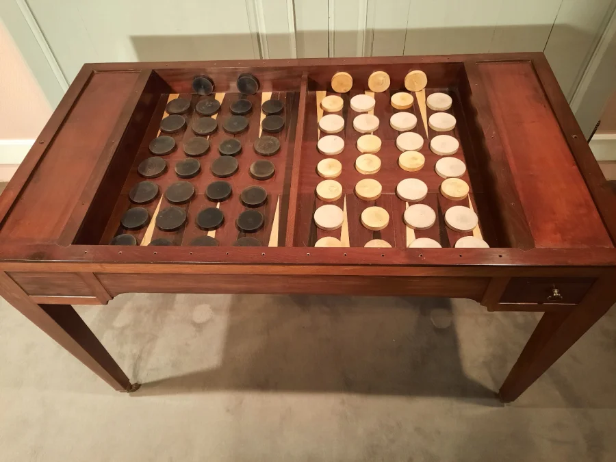Table à jeux dite tric-trac en acajou d’époque Restauration.