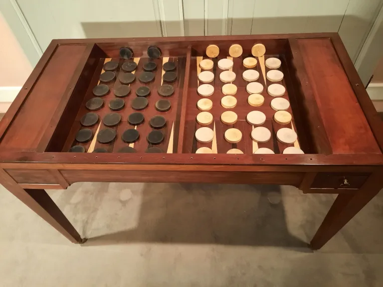 Table à jeux dite tric-trac en acajou d’époque Restauration.