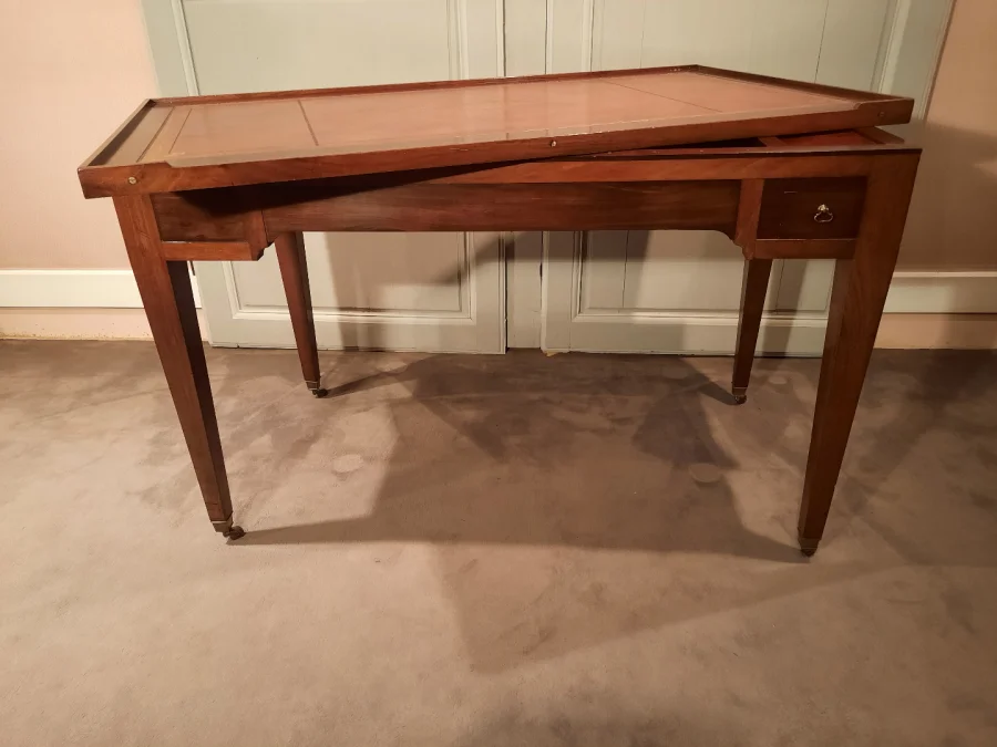 Table à jeux dite tric-trac en acajou d’époque Restauration.
