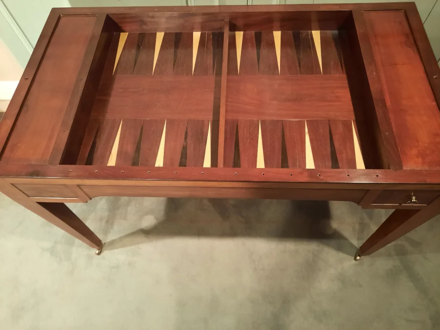 Table à jeux dite tric-trac en acajou d’époque Restauration.