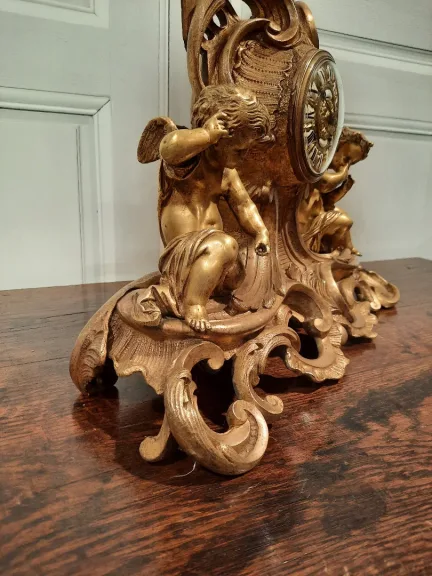 Pendule en bronze aux angelots de style Louis XV, d’époque XIXème siècle.