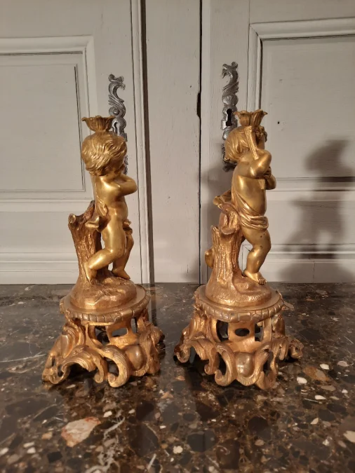 Paire d’angelots en bronze de style Louis XV d’époque XIXème siècle.