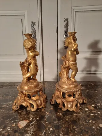 Paire d’angelots en bronze de style Louis XV d’époque XIXème siècle.