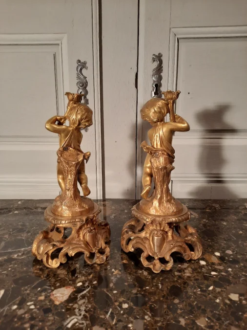 Paire d’angelots en bronze de style Louis XV d’époque XIXème siècle.