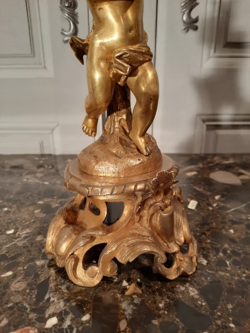 Paire d’angelots en bronze de style Louis XV d’époque XIXème siècle.
