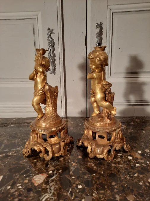 Paire d’angelots en bronze de style Louis XV d’époque XIXème siècle.
