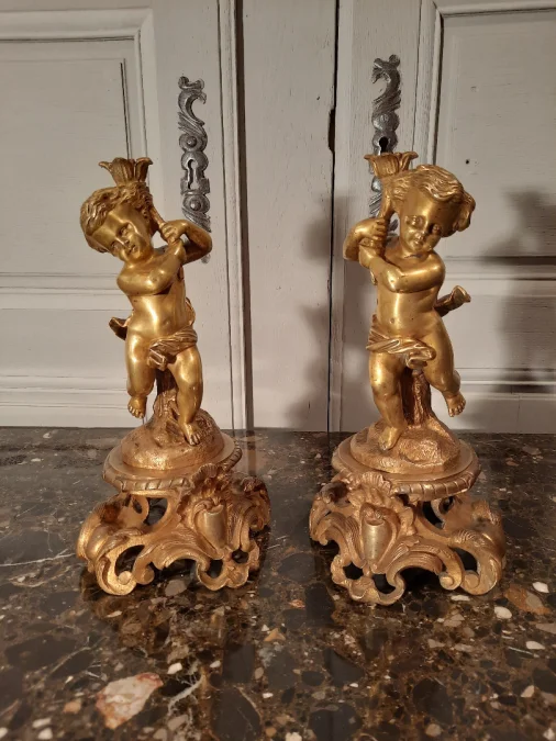 Paire d’angelots en bronze de style Louis XV d’époque XIXème siècle.