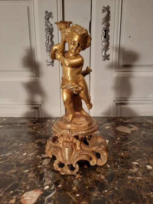 Paire d’angelots en bronze de style Louis XV d’époque XIXème siècle.