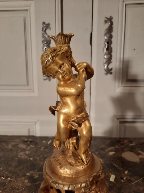 Paire d’angelots en bronze de style Louis XV d’époque XIXème siècle.