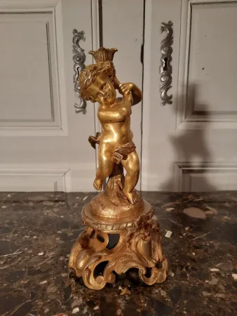 Paire d’angelots en bronze de style Louis XV d’époque XIXème siècle.