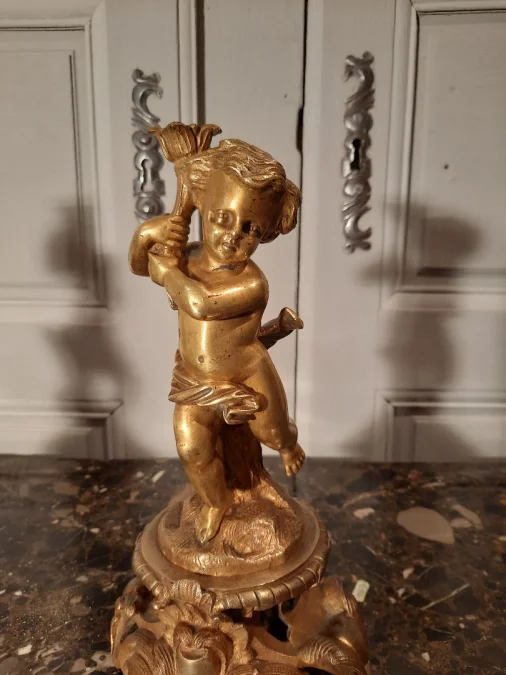 Paire d’angelots en bronze de style Louis XV d’époque XIXème siècle.