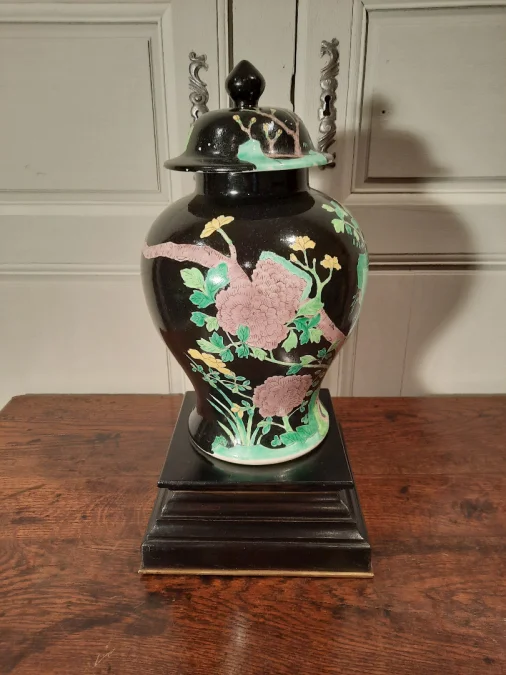 Pot couvert en porcelaine, Chine, famille noire, d’époque XIXème siècle.