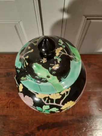 Pot couvert en porcelaine, Chine, famille noire, d’époque XIXème siècle.