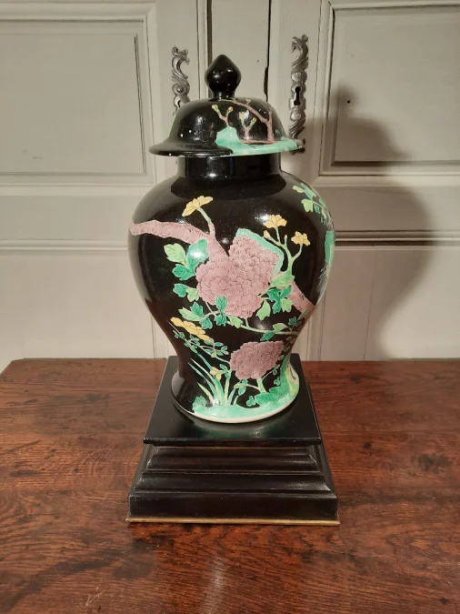 Pot couvert en porcelaine, Chine, famille noire, d’époque XIXème siècle.