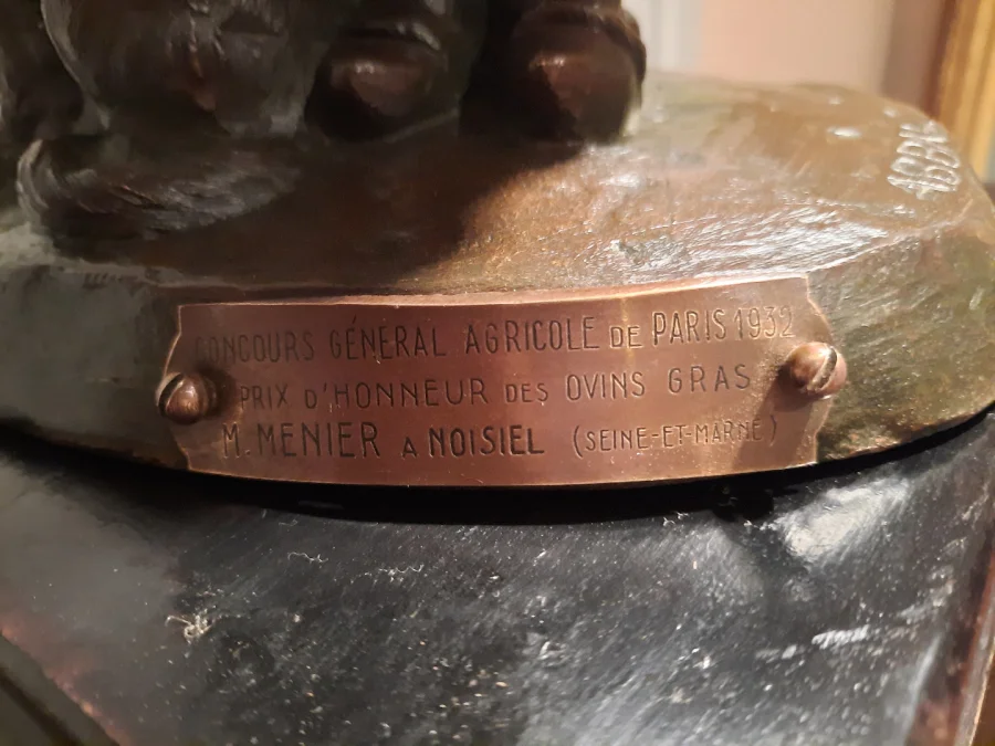 Bronze représentant une bergère et son chien, signé ABBAL.