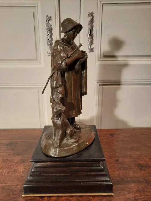 Bronze représentant une bergère et son chien, signé ABBAL.