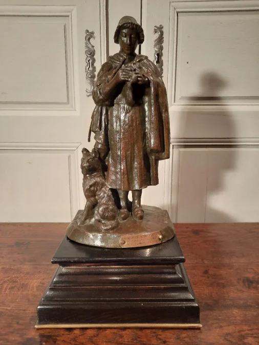 Bronze représentant une bergère et son chien, signé ABBAL.