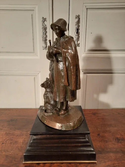 Bronze représentant une bergère et son chien, signé ABBAL.