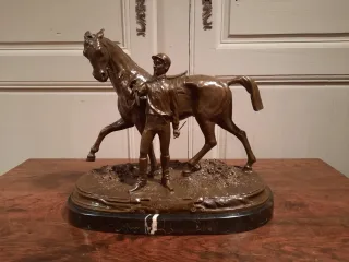 Bronze représentant un jockey et son cheval signé « P.J. Mène 1866 », d’époque XXème siècle.