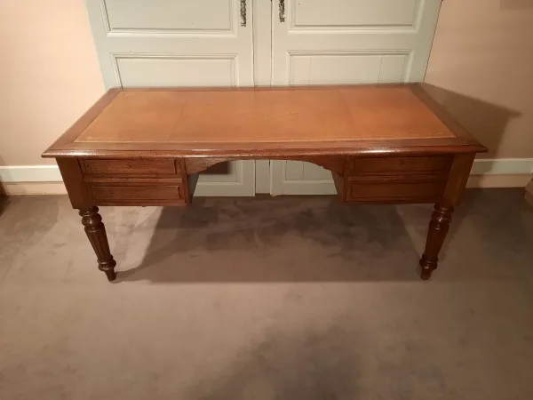Bureau d’époque Louis-Philippe en chêne.