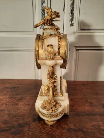 Pendule de style Louis XVI en bronze doré et onyx d’époque XIXème siècle.