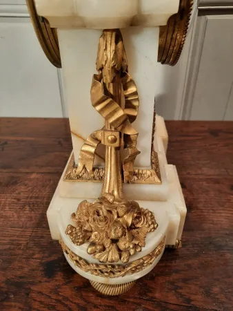 Pendule de style Louis XVI en bronze doré et onyx d’époque XIXème siècle.