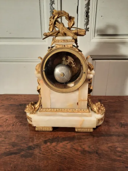 Pendule de style Louis XVI en bronze doré et onyx d’époque XIXème siècle.