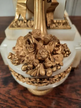 Pendule de style Louis XVI en bronze doré et onyx d’époque XIXème siècle.