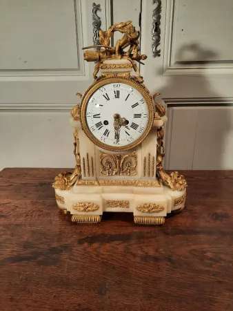 Pendule de style Louis XVI en bronze doré et onyx d’époque XIXème siècle.