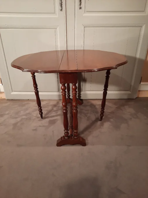 Table d’appoint en acajou à deux volets rabattables d’époque Louis-Philippe.