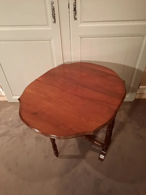 Table d’appoint en acajou à deux volets rabattables d’époque Louis-Philippe.