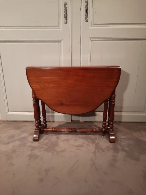 Table d’appoint en acajou à deux volets rabattables d’époque Louis-Philippe.