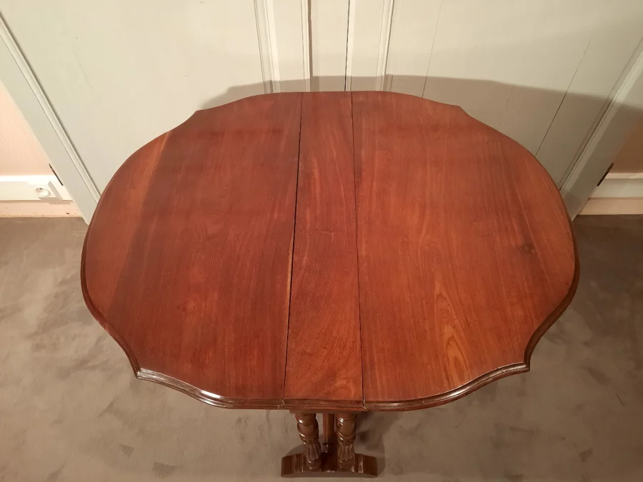 Table d’appoint en acajou à deux volets rabattables d’époque Louis-Philippe.