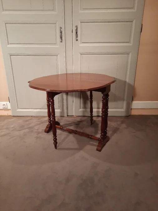 Table d’appoint en acajou à deux volets rabattables d’époque Louis-Philippe.