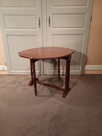 Table d’appoint en acajou à deux volets rabattables d’époque Louis-Philippe.