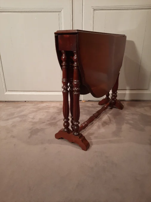 Table d’appoint en acajou à deux volets rabattables d’époque Louis-Philippe.