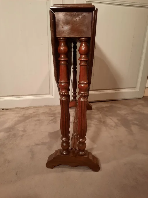 Table d’appoint en acajou à deux volets rabattables d’époque Louis-Philippe.