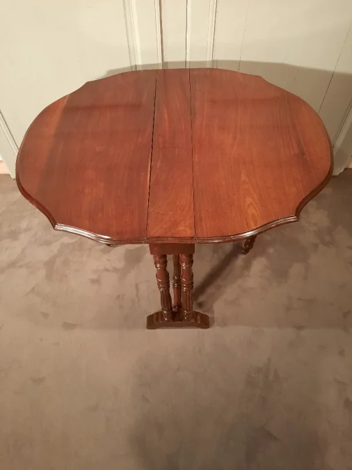Table d’appoint en acajou à deux volets rabattables d’époque Louis-Philippe.