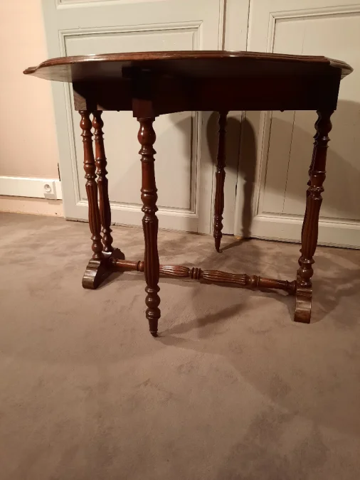 Table d’appoint en acajou à deux volets rabattables d’époque Louis-Philippe.