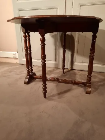 Table d’appoint en acajou à deux volets rabattables d’époque Louis-Philippe.