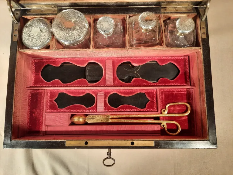 Coffret de voyage avec nécessaire de toilette d’époque Napoléon III.
