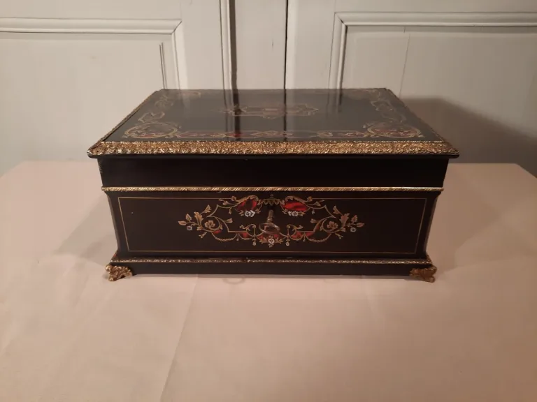 Coffret de voyage avec nécessaire de toilette d’époque Napoléon III.