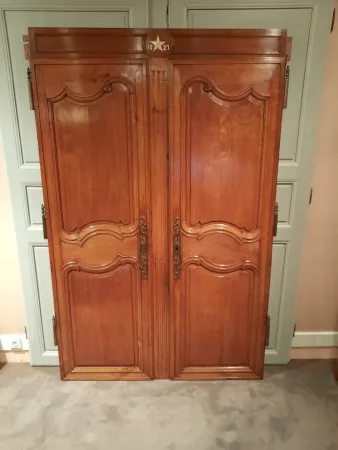Paire de portes Louis XV en merisier d’époque début du XIXème siècle.